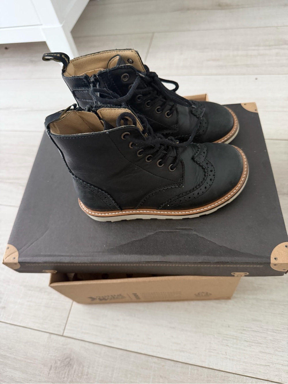 Young Soles Sidney boot size boys  10/10.5